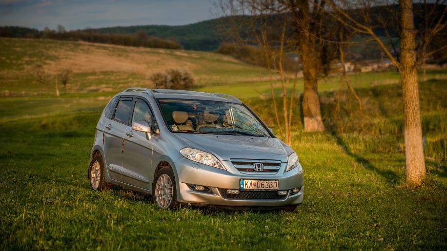 Honda FR-V podarene MPV pre 6 členú rodinu
