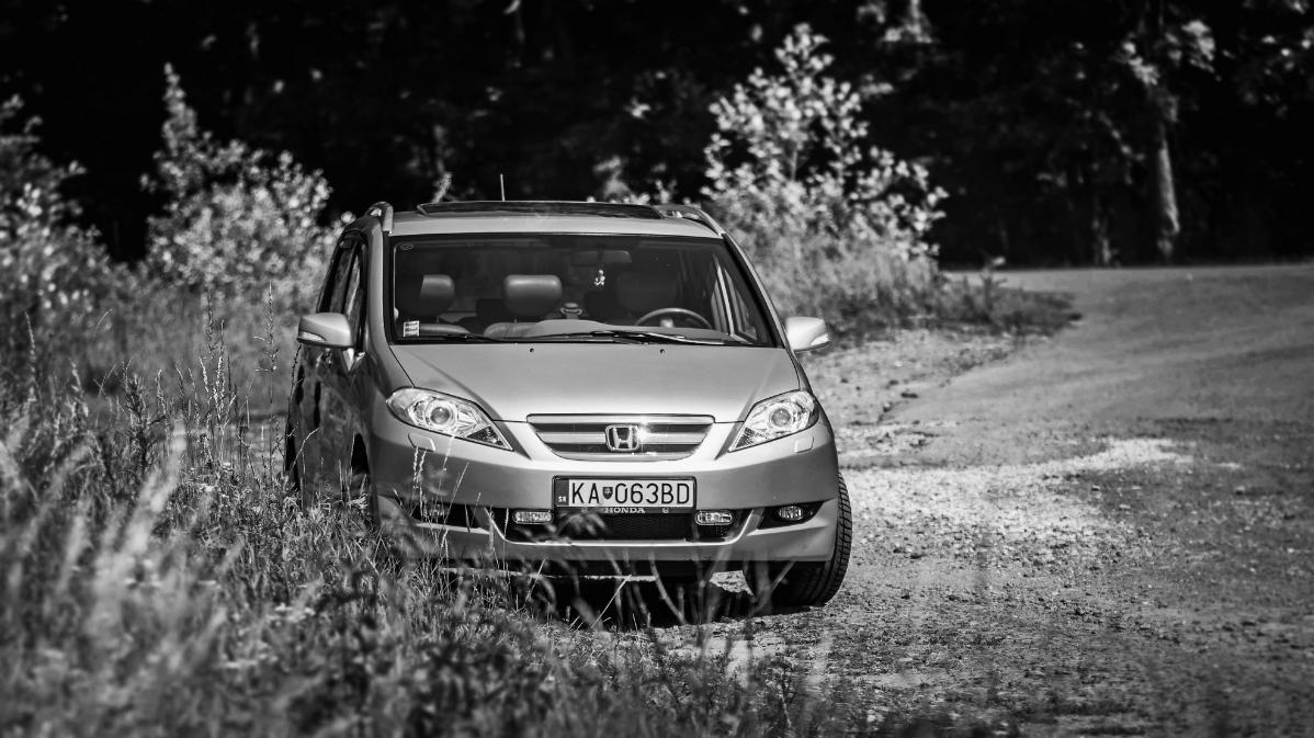 6 miestne rodinne auto Honda FR-V
