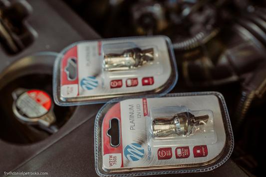 Honda CR-V FR-V reversing lights bulbs replacement